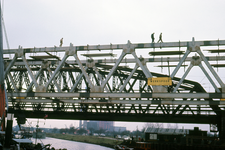 854488 Gezicht op de in aanbouw zijnde nieuwe spoorbrug (DEMKA-brug) over het Amsterdam-Rijnkanaal te Utrecht in de ...